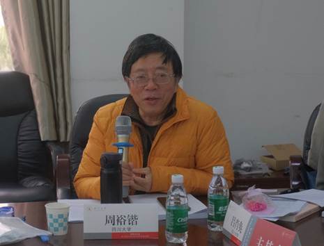 男人坐在桌子前AI 生成的内容可能不正确。